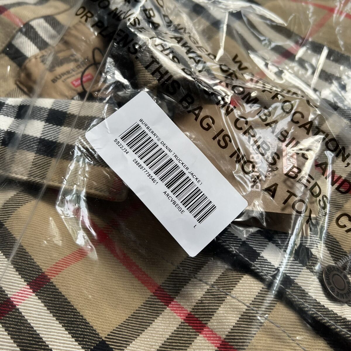 Supreme Burberry Denim Trucker Jacket Beige Size Large NEW Supreme Burberry Denim Trucker Jacket Beige Size Large NEW