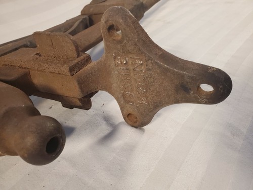 Antique Indian Chief Blacksmith Post Leg Vise ~ 4" Wide Jaws ~ 35 Pounds - Picture 7 of 9