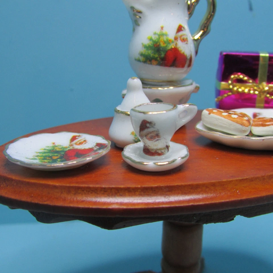 Mesa de Navidad de porcelana Reutter miniatura para casa de muñecas en nogal 1.821/6 Foto 3 de 4