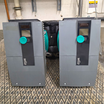 Wilo HLK-Doppelpumpe / Pumpenmodul mit 2 Steuergeräten, grau/grün