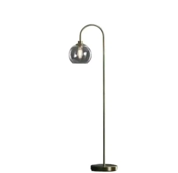 Nueva lámpara de pie Allen + Roth, 59,5" antigua de latón puente descendente con globo de vidrio burbuja Foto 2 de 2