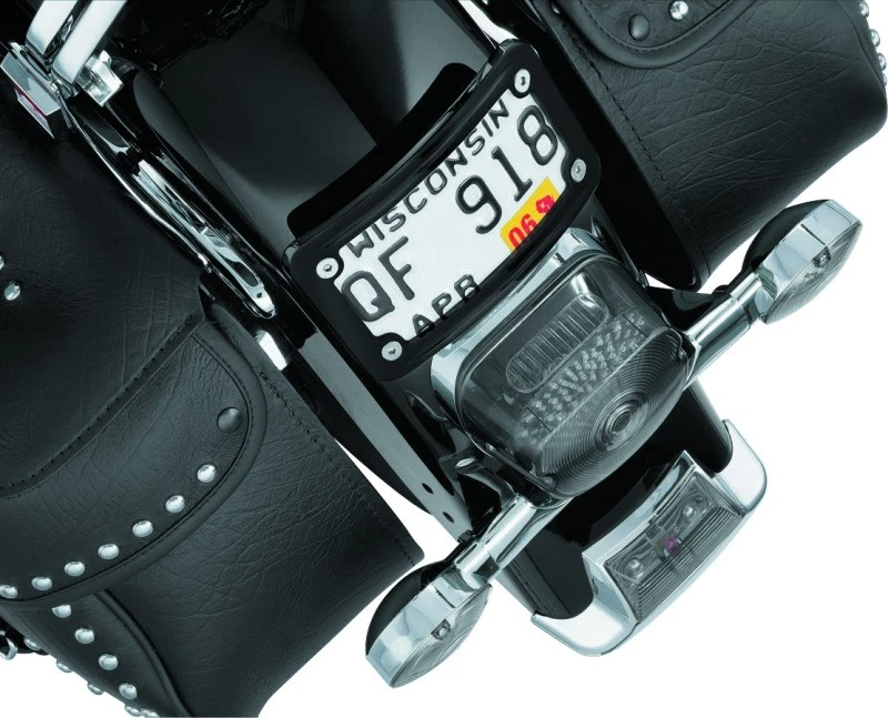 Marco de matrícula curvo Kuryakyn negro brillante 3148 Foto 3 de 3