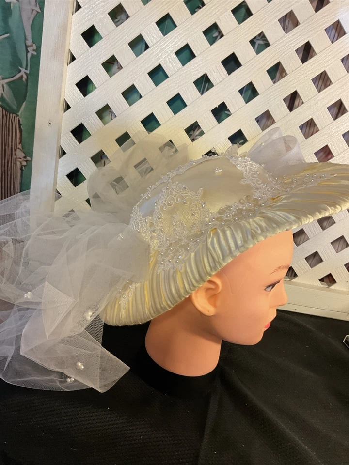 Sombrero de boda fascinador vintage de encaje y satén con velo y caja de sombreros Foto 4 de 4