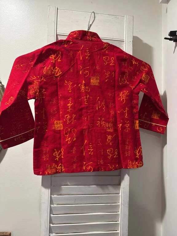 Chaqueta roja estilo asiático con escritura decorativa Foto 2 de 4