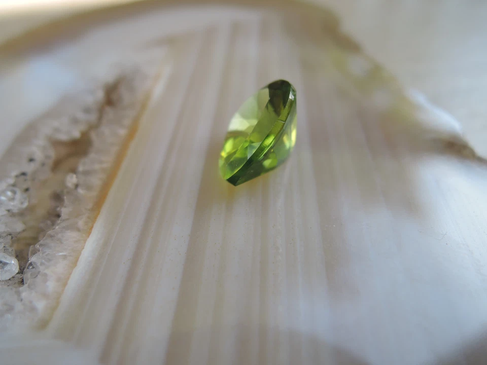 Echter Peridot Tropfen facettiert Edelstein Fasserstein 71 - Bild 3 von 4