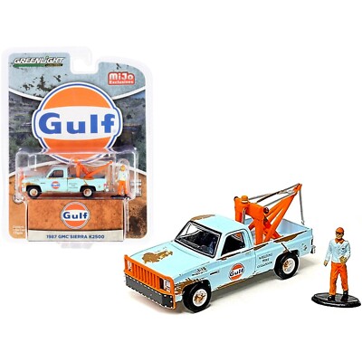 Greenlight 1987 GMC Sierra K2500 Tow Truck GULF Weathered with Figure 1:64 51413