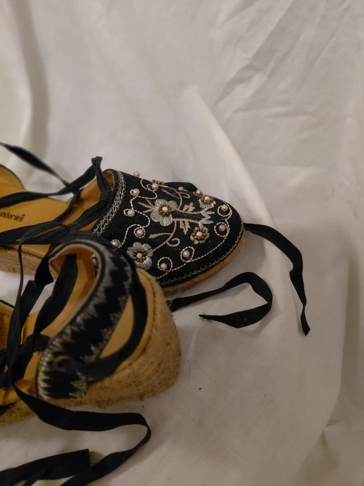 Zapatos de cuña para mujer talla 7 atados negros y dorados Las corbatas son negras Foto 4 de 4