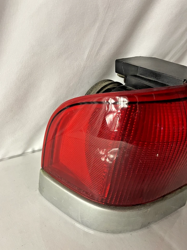 Luz trasera exterior del lado del conductor 94 95 96 97 Mercury Cougar XR7 - OEM Foto 4 de 4