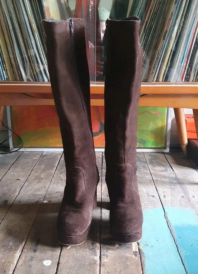 Botas hasta la rodilla plataforma gamuza marrón vintage años 90. Talla 7AU 38EU 5UK 70s Glam Rock. Foto 2 de 4