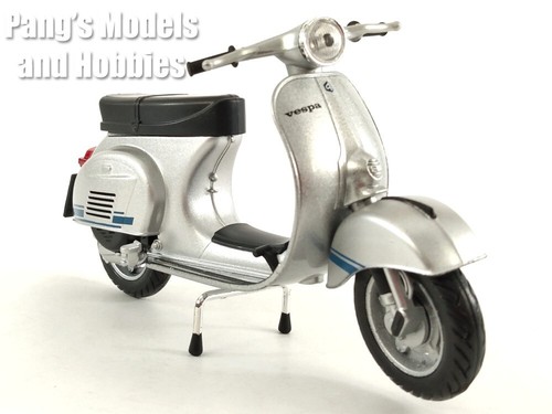 Vespa 1978 125 ET3 Primavera Scooter 1/12 Scale Diecast Metal Model - Silver - Picture 5 of 11