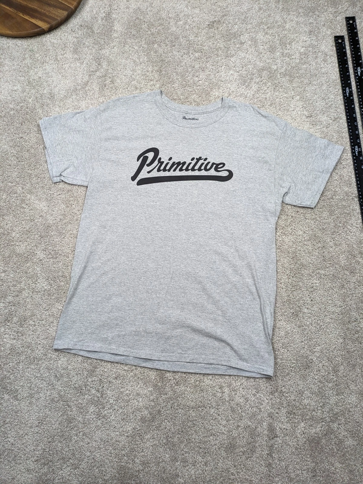 Chemise primitive homme grandes manches courtes gris skate surf script épelé suprême