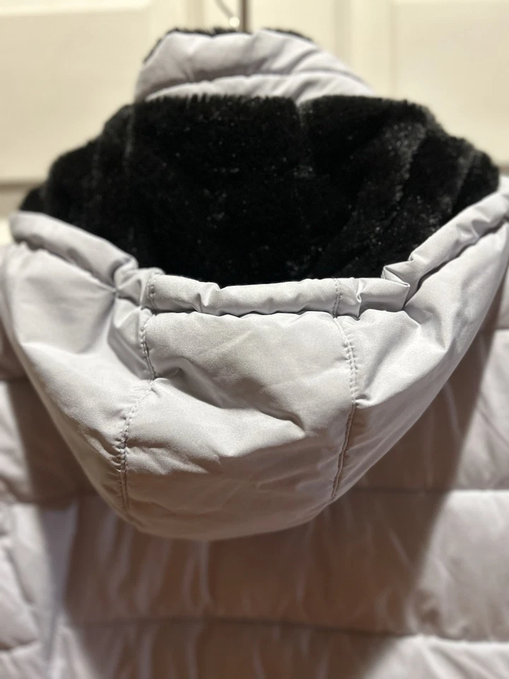 Women’s Andrew Marc Stretch Long Hooded Puffer Parka Jacket Light Gray Size M - Image 4 of 4