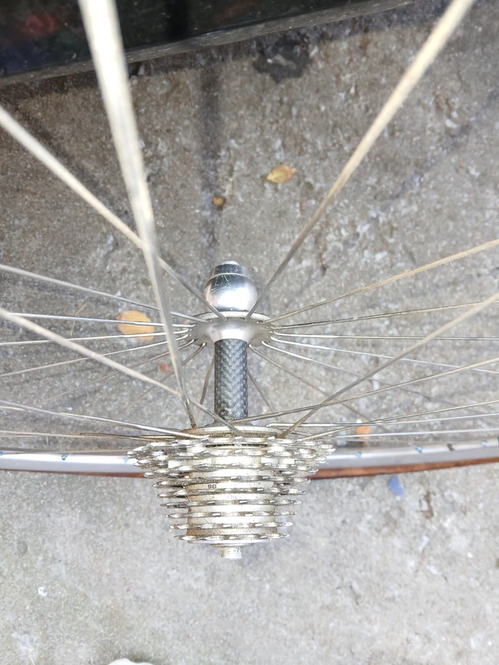 Buje de fibra de carbono Zipp con llanta de aluminio Deep V, casete Dura Ace incluido Foto 2 de 4