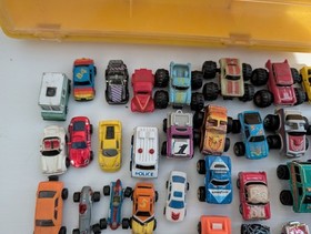 Vintage 80s 90s Galoob Micro Machines Yellow Storage Case w/86 Vehicles. 