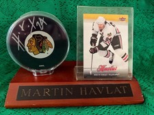 DELUXE WOODEN BASE HOCKEY PUCK & CARD DISPLAY CASE MARTIN HAVLAT SIGNED