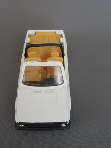 C685 Juguete De Metal Singapur VW Golf Cabriolet 1983 Blanco 1:36 Volkswagen - Picture 3 of 10
