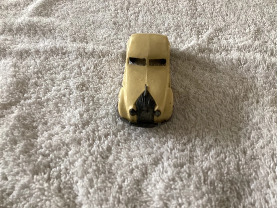 Dinky Toys Vintage 30A Chrysler Airflow Amarillo Foto 3 de 4