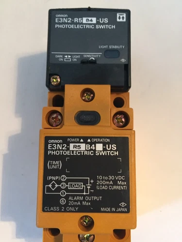 Omron Photoelectric Switch E3N2-R5B4-US 10-30 VDC NEW 
