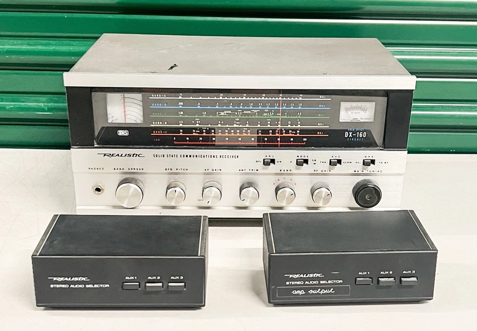Realistic DX-160 Communications Receiver With - Image 2 of 3