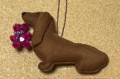 BRAUNER DACKEL mit einem CERISE TEDDYBÄR - Teil Nadelfilz HUND