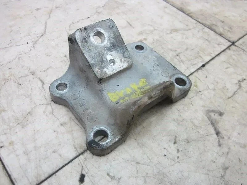 Soporte de montaje del motor Q45 1995 Infiniti lado derecho del pasajero soporte del motor delantero Foto 4 de 4