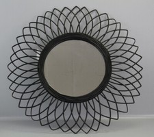Dekorativer Wandspiegel schwarz Rattan Sonnenform rund Boho 60 cm Tagolu KR2-BO