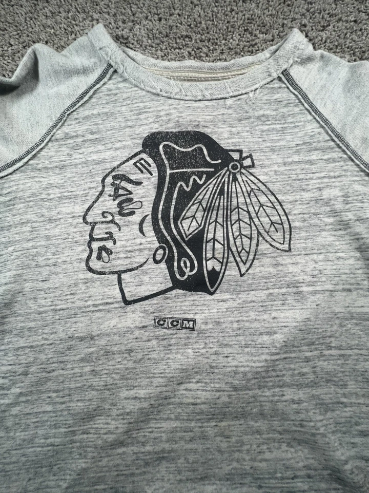 Suéter Pullover Gris Para Mujer Chicago Blackhawks NHL CCM Talla XL Foto 2 de 4