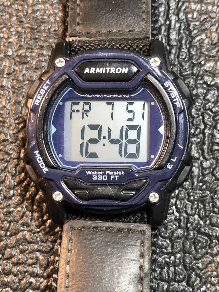 Reloj Digital ARMITRON De Colección 330FT Tono Negro y Azul (Funcionando) SIN PROBAR Foto 2 de 4