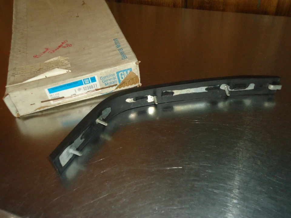 Nuevo cojín de inserción protector de parachoques trasero NOS GM 1238877 1972 Buick Electra Foto 2 de 2