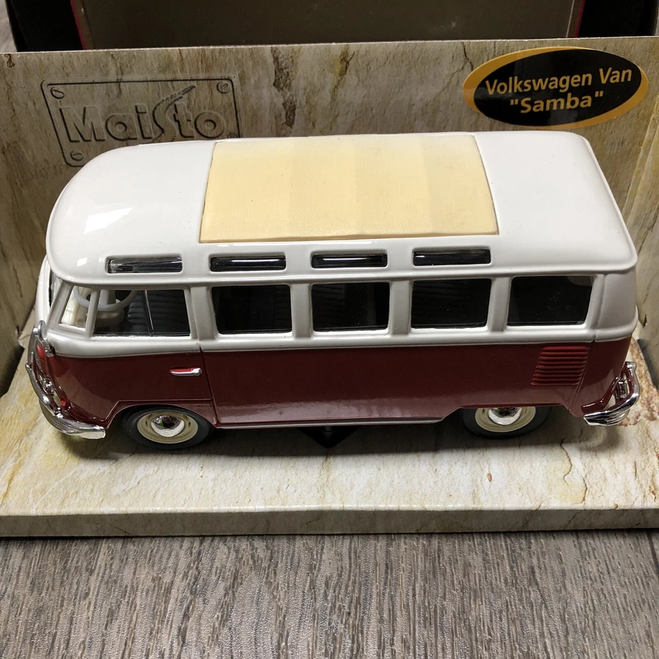 Cámper diecast Maisto VW VAN BUS SAMBA escala 1:25 roja/blanca. Edición especial Foto 4 de 4