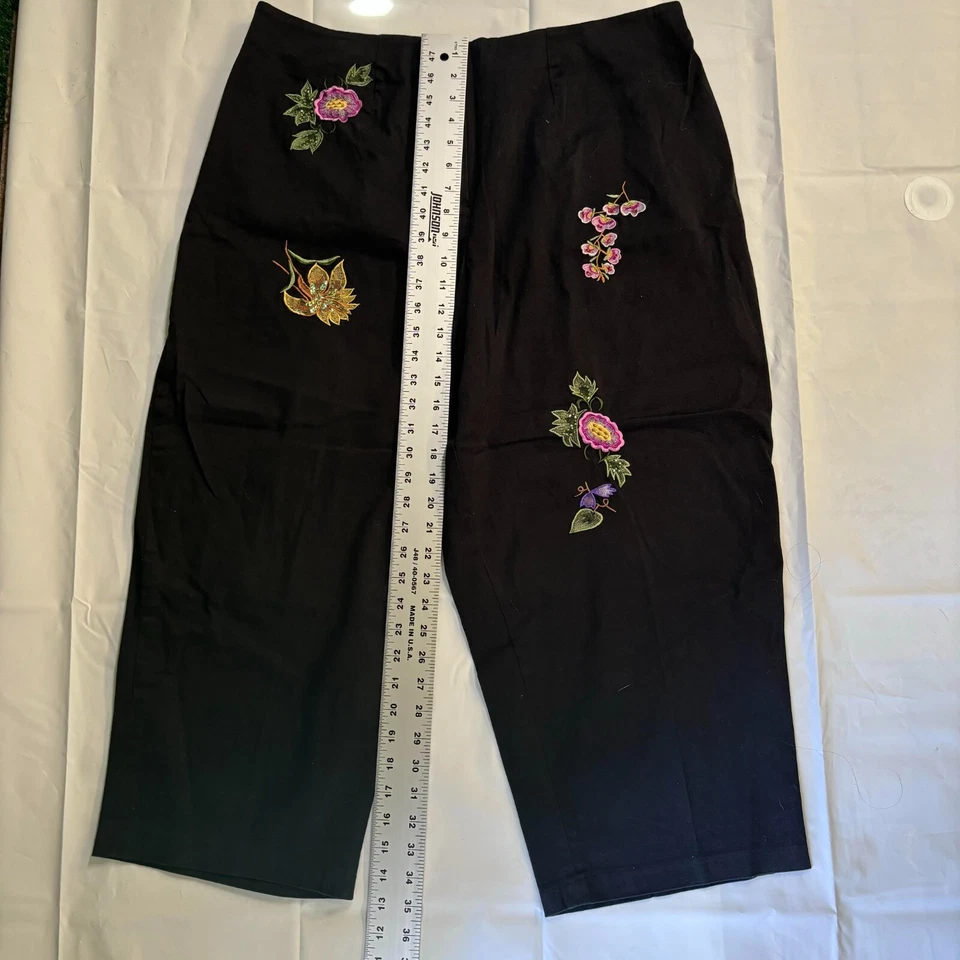 Larry Levine Woman Sport Stretch Cropped Pants Size 22W Black Embroidered Flower - Image 3 of 4