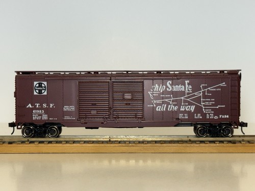 Escala HO, Athearn, Santa Fe, marrón 50’ doble puerta Boxcar #ATSF-61983 Kadee, acero | Zustand: Used