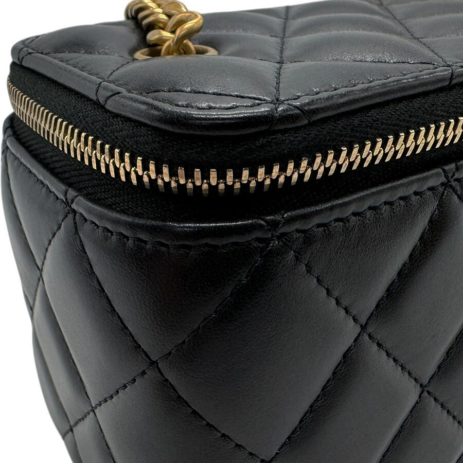 Auth CHANEL Matelasse Vanity Case Crossbody Shoulder Bag Auth CHANEL Matelasse Vanity Case Crossbody Shoulder Bag