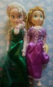 frozen dolls playing