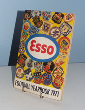 Esso Football Yearbook 1971 Vintage Bobby Moore Introduction Club Badges