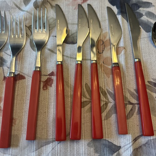 Vintage lotto di 22 pezzi posate acciaio inox manico lucite rosso MCM Taiwan - Foto 6 di 12