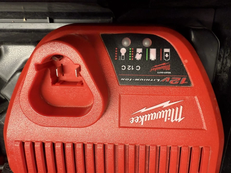 Milwaukee M12 BST-202X – Akku-Stiftnagler im Koffer mit Ladegerät - Bild 3 von 4