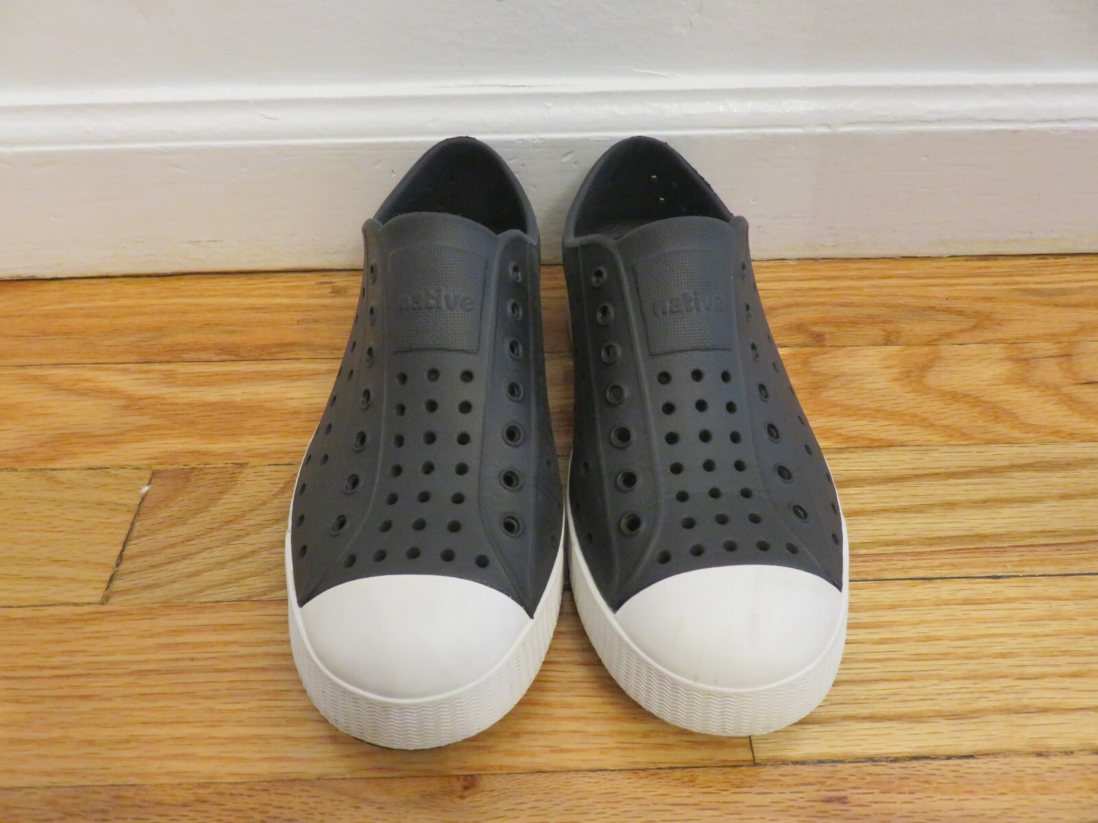 SAOLA Scarpe da acqua native Jefferson bambini grandi nere con suola bianca taglia J3 J4