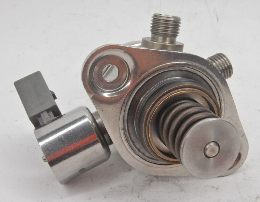 High Pressure Fuel Pump For 10-14 BMW 760Li 6.0L Rolls Royce 6.6L 13517574440