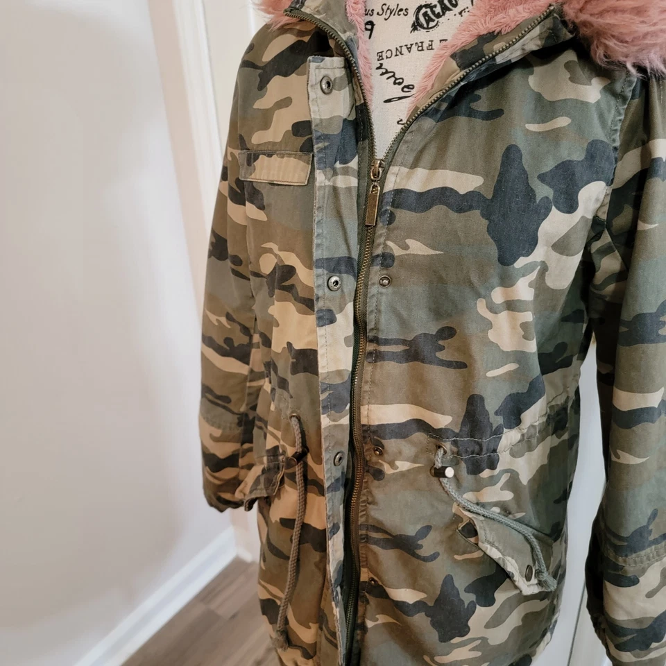 Jaqueta camuflada feminina Ci Sono tamanho S Sherpa acolchoada forrada com capuz rosa pele sintética - Imagem 3 de 4