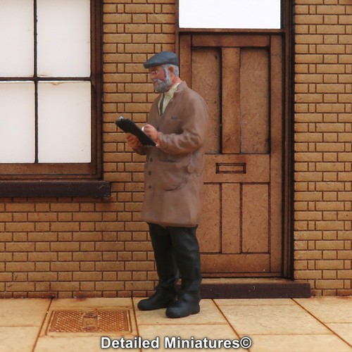DETAILED MINIATURES DM358 PAINTED O GAUGE 1/43RD FIGURE - SHEDMASTER & CLIPBOARD - Picture 2 of 4