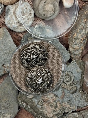 Aufbereitete, recycelte Vintage Knöpfe 2 x großer Rundschaft Blatt Design Zinn M48