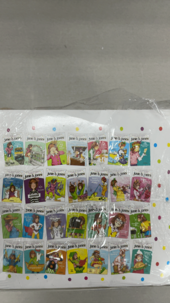 Junie B. Jones Books in a Bus 28-Book Boxed Set : The Complete