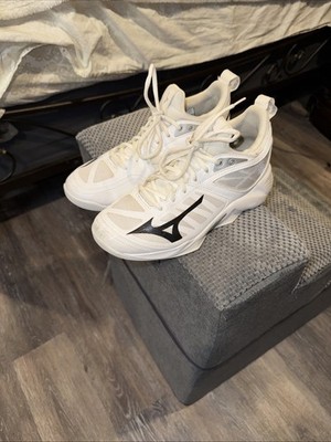 Mizuno Woman s Wave Dimension Volleyball shoes Size 7.5. White/Black