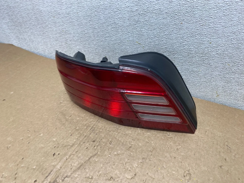 Luz trasera lateral izquierda conductor Mitsubishi Galant 1999 a 2001 OEM V0015 DW Foto 2 de 4