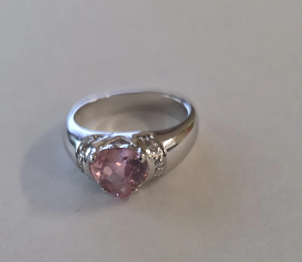 Anillo de plata con piedras preciosas de corazón rosa con detalles de diamantes Foto 4 de 4