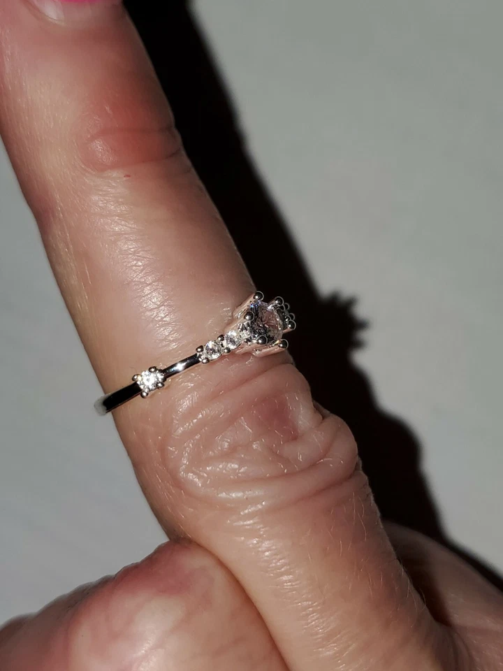 Talla 7. Nuevo con etiquetas. PIEDRAS DE PLATA Y DIAMONIQUE Foto 2 de 2