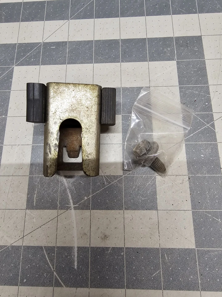 Soporte de guardabarros filtro de aire 1996-'98 para Sierra, Silverado y SUV P/N 15713032 Foto 2 de 4