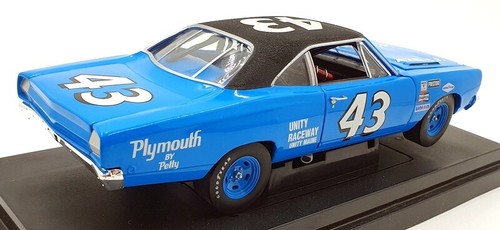 Ertl 1/18 Scale Diecast 29639P - 1968 Plymouth Road Runner #43 Petty - Picture 2 of 5