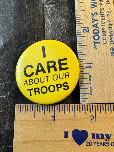 Vintage I CARE ABOUT THE TROOPS gelb und schwarz Button Pin Sammlerstück - Bild 3 von 3